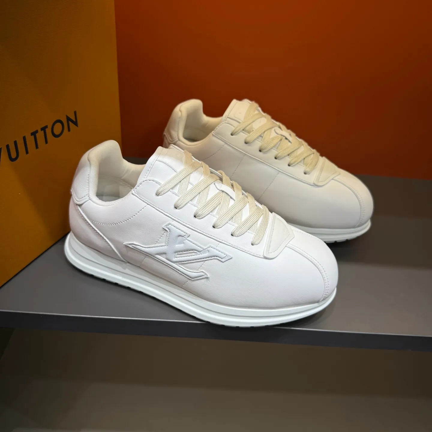P540 Size 38-45 LV 🫏The colorful interpretation of BUTTERSOFT sneakers combines sheepskin, The colorful interpretation of LV BUTTERSOFT sneakers combines sheepskin and calfskin, bringing a super soft feel. Designed by Pharrell Williams, this '60s-inspired shoe features a padded upper that's been crafted by Louis Vuitton craftsmen to further enhance the comfort of the leather. In addition to the LV initials, it features multiple signatures, including natural leather trim and an embossed pattern of Pharrell Williams and lobster on the side, referencing the Fall/Winter 2025 men’s show. A must-have artifact for fashionistas✅